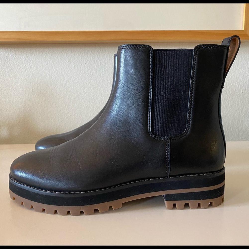 Madewell Chelsea Style Boot with Lugsole size 6.5